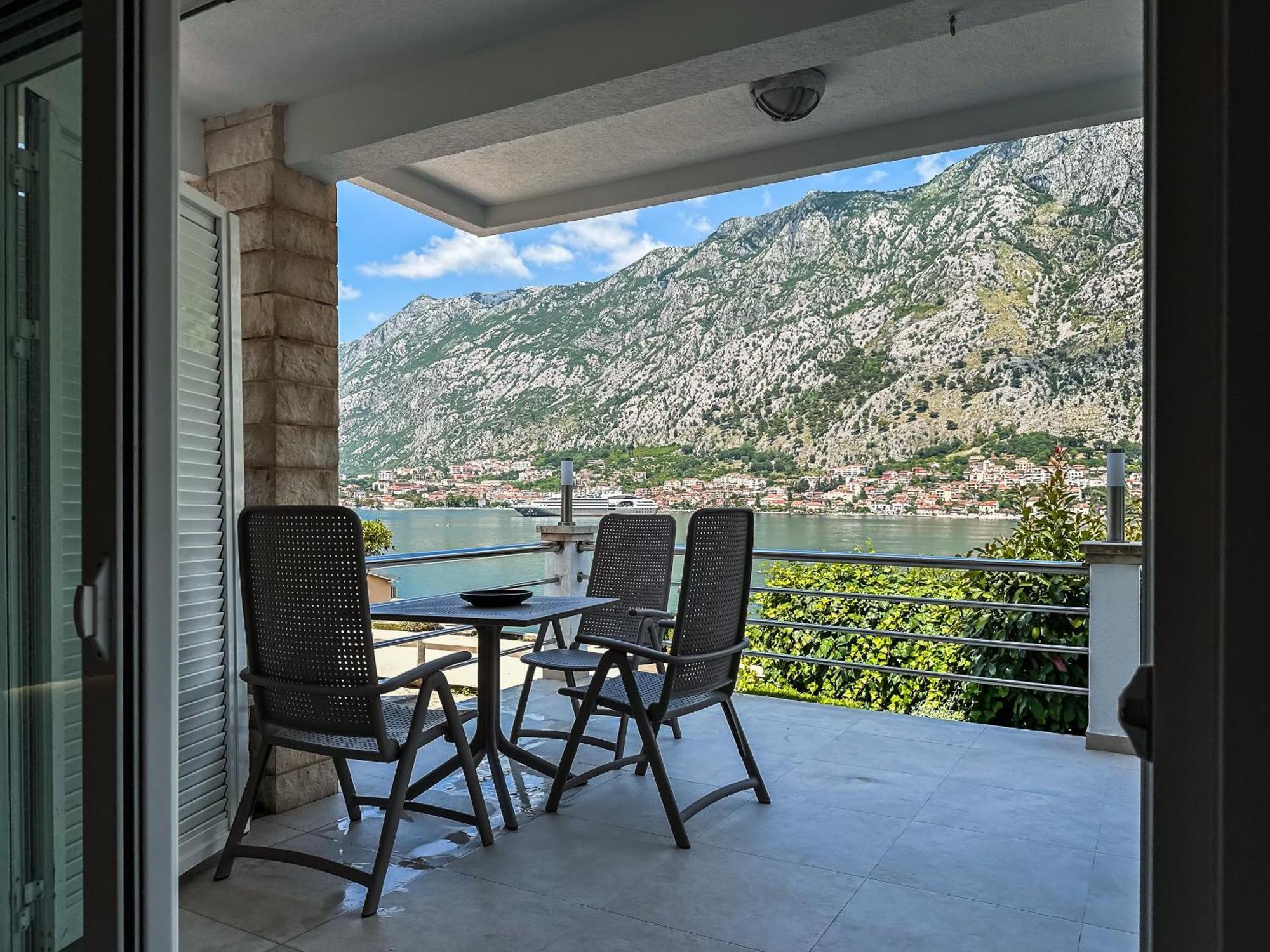 Chillout Apartment In Kotor Bay Eksteriør bilde